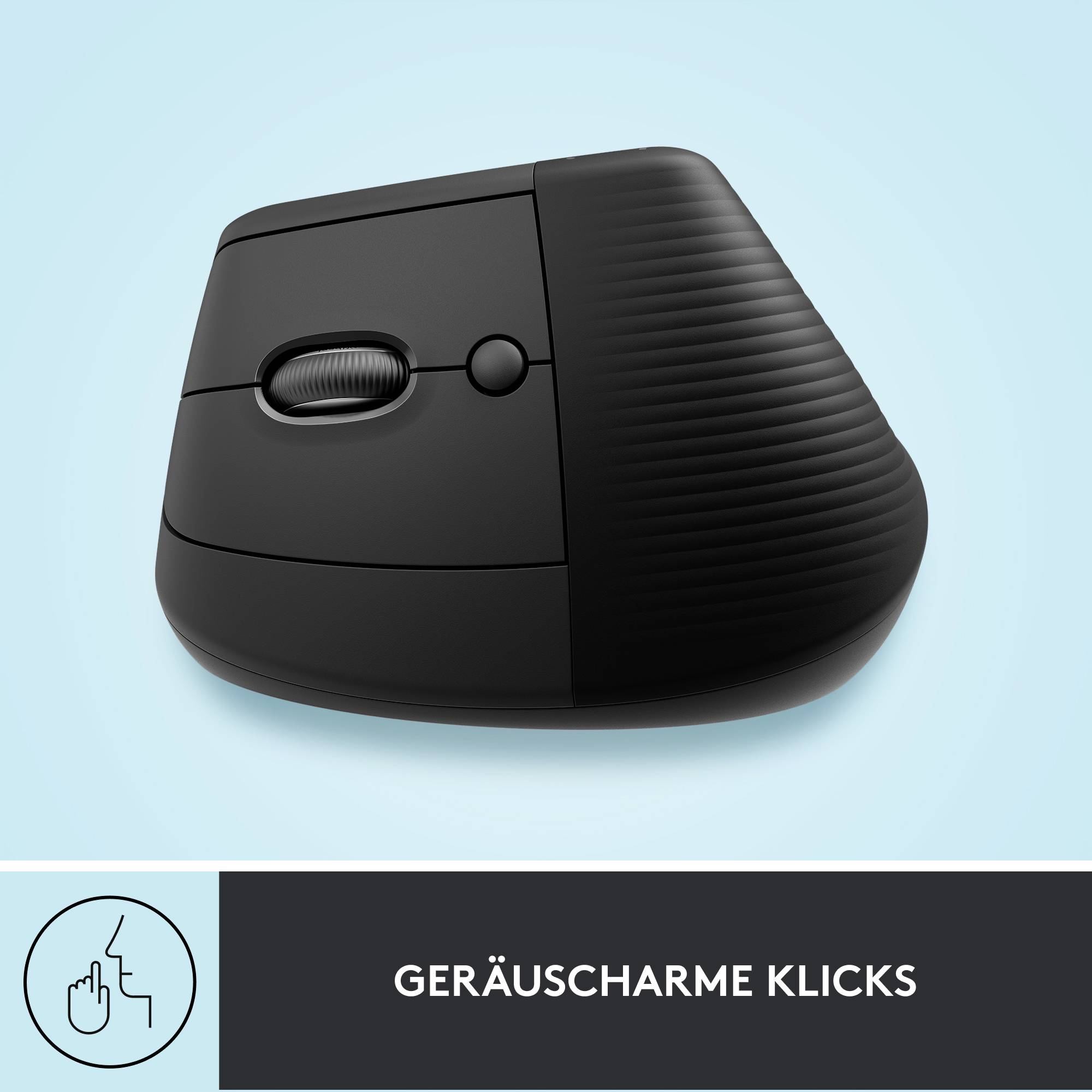 Vertikale, ergonomische schwarze Computermaus vor blauem Hintergrund. Text darunter: 'Geräuscharme Klicks'.