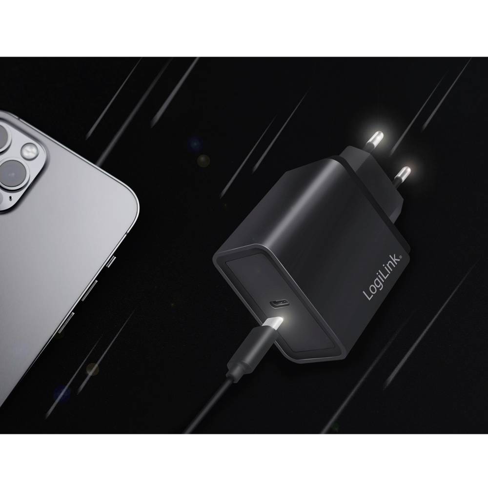 Smartphone und Ladegerät auf schwarzem Hintergrund. Das Ladegerät ist über ein Kabel mit dem Smartphone verbunden.