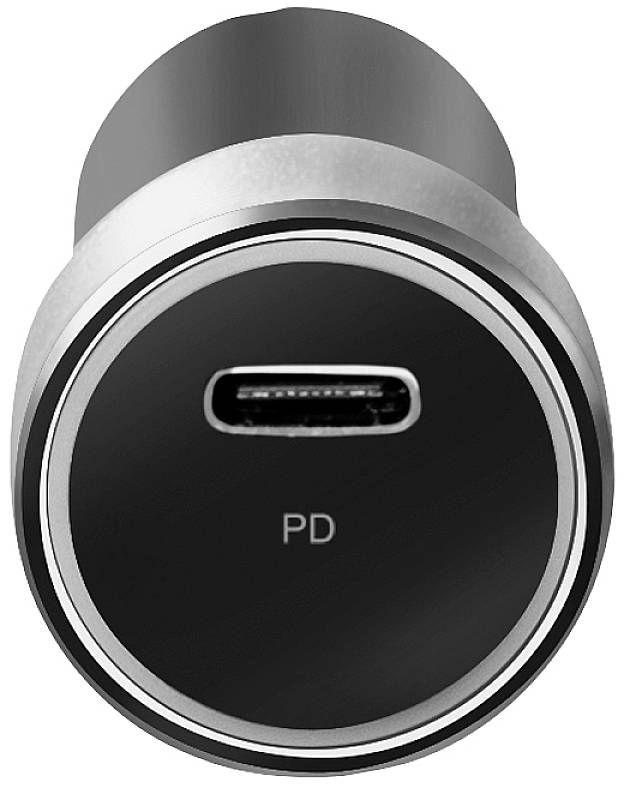 Nahaufnahme eines USB-C-Autoladegeräts mit der Beschriftung 'PD' (Power Delivery), zeigt den USB-C-Anschluss.