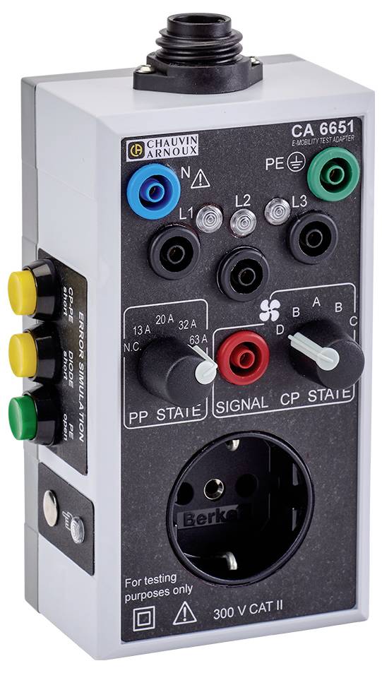 Elektrisches Prüfgerät mit verschiedenen Anschlüssen und Schaltern für Spannungstests, mit Aufschrift 'For testing purposes only'.