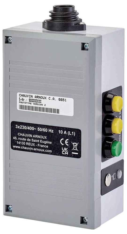 Elektrisches Messgerät in rechteckigem Gehäuse mit drei farbigen Tasten auf der rechten Seite und Etikett mit technischen Spezifikationen.