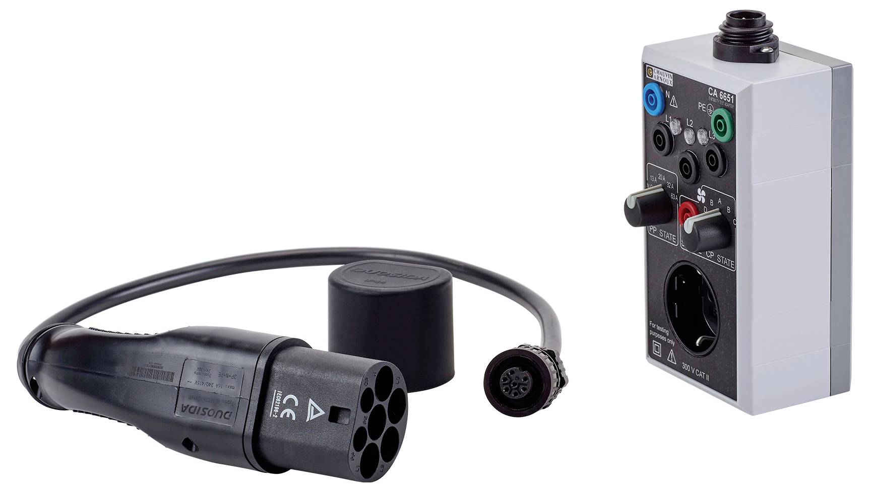 Ladekabel mit Stecker und Prüfgerät für Elektrofahrzeuge auf weißem Hintergrund. Zeigt Ausrüstung zur Prüfung von Ladestationen.