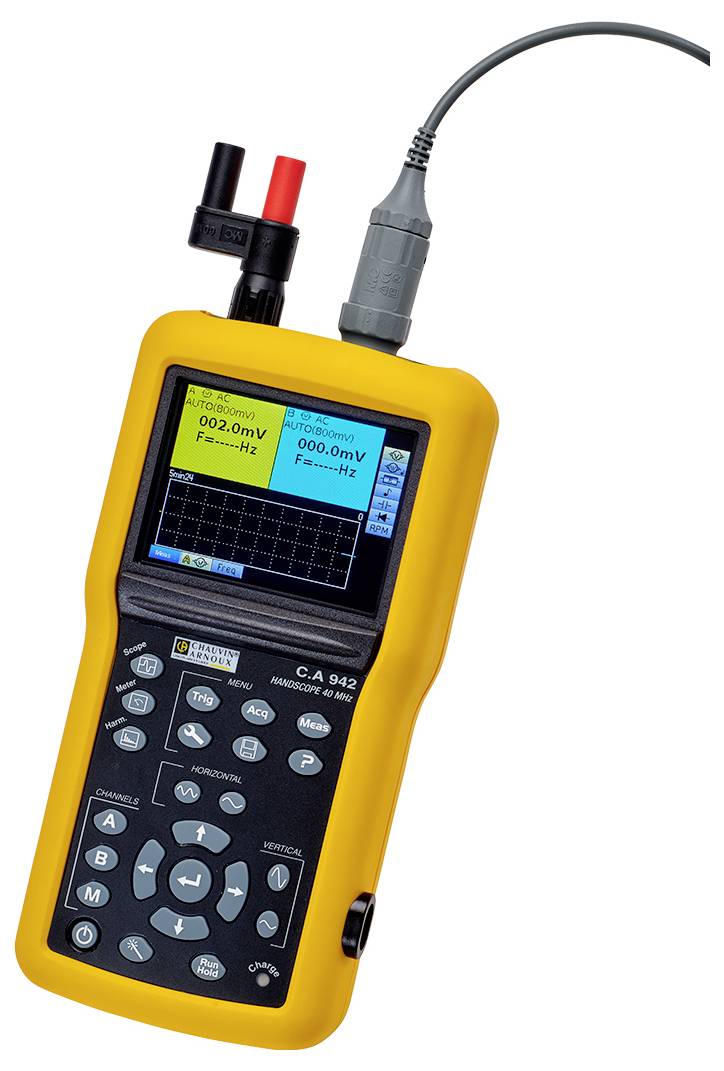 Handheld-Messgerät mit gelbem Gehäuse und Bildschirm zeigt Messwerte in Millivolt und Hertz. Kabel und Anschlüsse oben.