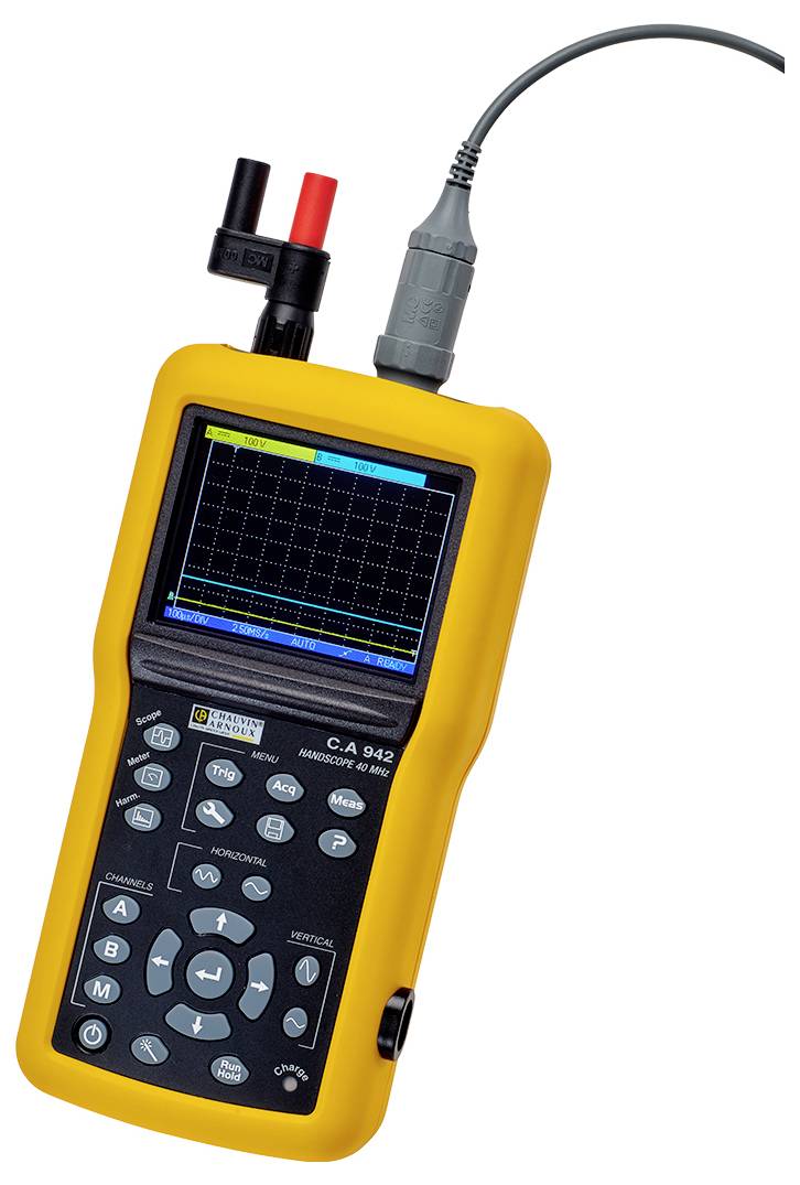 Ein gelbes tragbares elektrisches Messgerät mit Display und mehreren Knöpfen zeigt Messdiagramme an, oben angeschlossene Kabel.