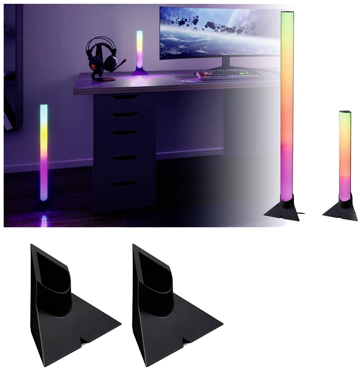 RGB-Lichtstäbe stehen auf dem Boden und Tisch eines dunklen Gaming-Zimmers. Sie leuchten in verschiedenen Farben neben einem Computer.