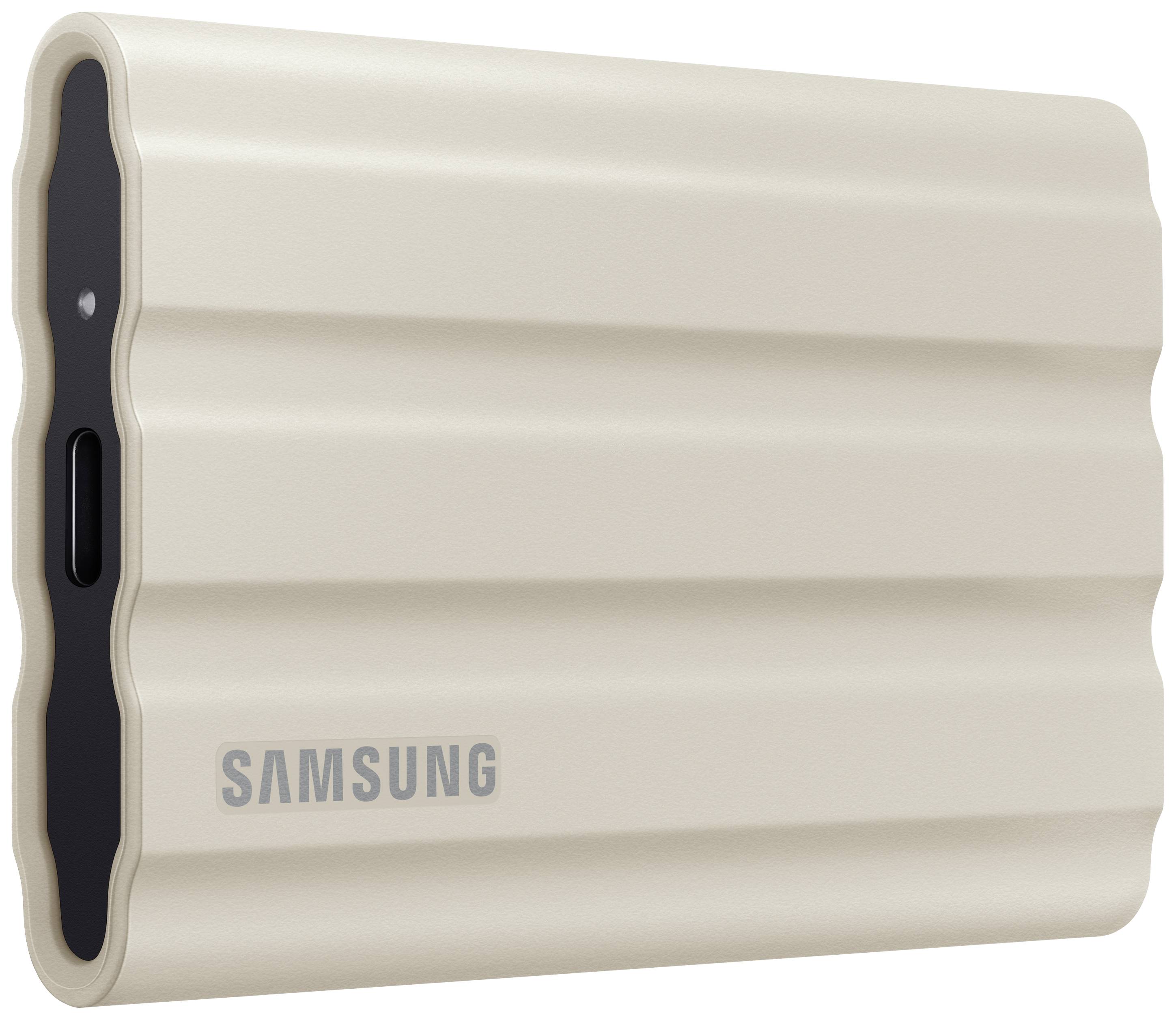Externe Samsung-Festplatte in welligem, sandfarbenem Gehäuse mit einem USB-C-Anschluss seitlich.