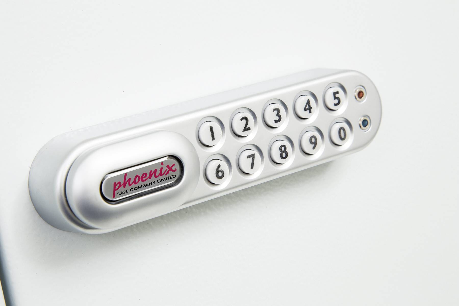 Elektronisches Zahlenfeld an einem Safe. Zehn nummerierte Tasten von 0 bis 9, Herstellername sichtbar.