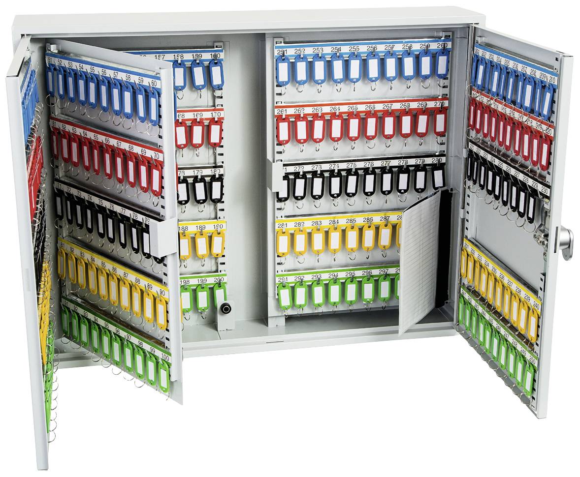 Ein Schlüsselschrank mit geöffneten Türen zeigt farbcodierte Schlüsselanhänger in Reihen, sortiert nach Farben: Blau, Rot, Schwarz, Grün und Gelb.