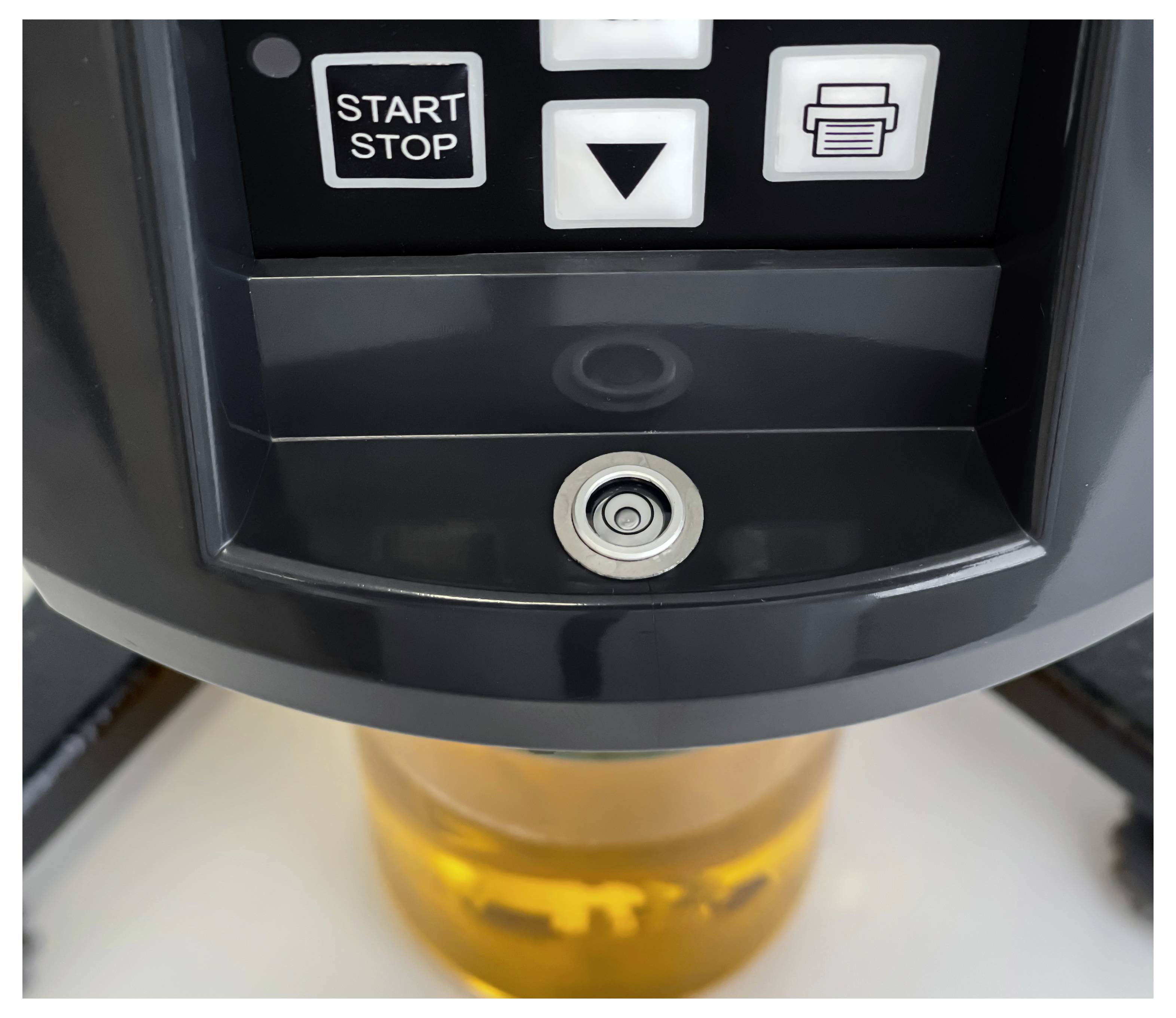 Nahaufnahme eines Kaffeemaschinenbedienfeldes mit 