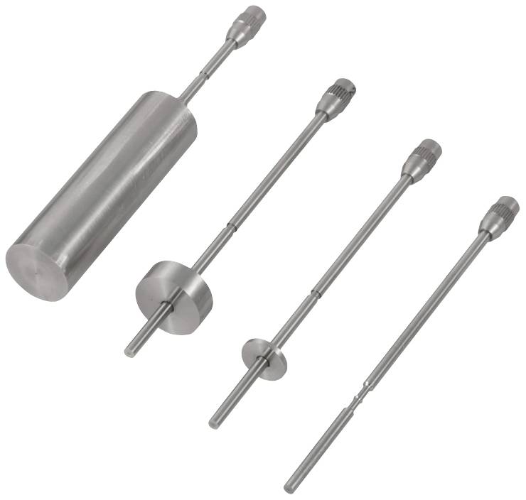 Vier silberne Metallinstrumente in verschiedenen Größen und Formen, möglicherweise Stäbe oder Werkzeuge, auf weißem Hintergrund.