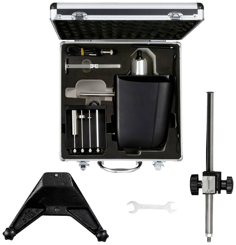 Ein offener Metallkoffer zeigt präzise Messwerkzeuge, darunter ein Stativ, Schraubenschlüssel und mehrere Metallteile, die zum Zusammenbau gedacht sind.