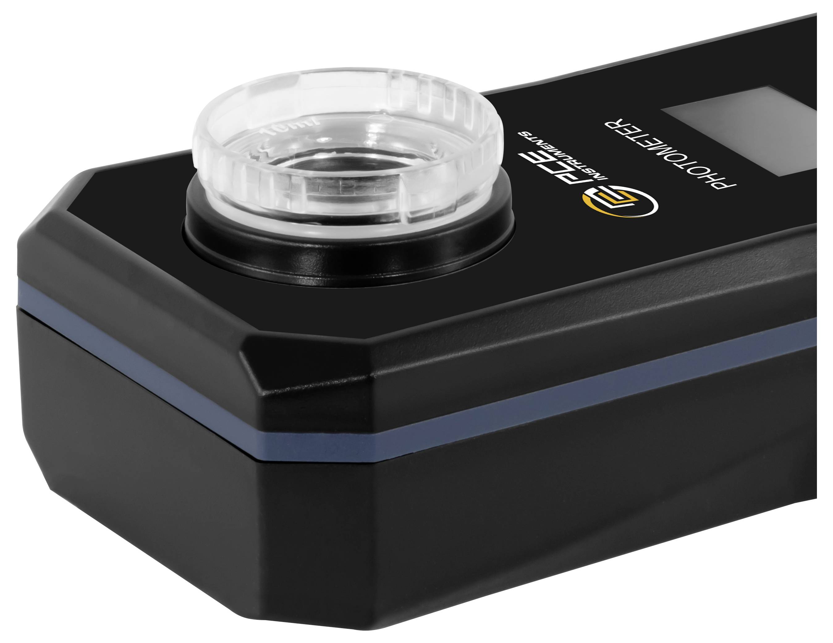 Schwarzes tragbares Photometer mit klarer kreisförmiger Probenkammer und kleinem Display, dargestellt auf weißem Hintergrund.