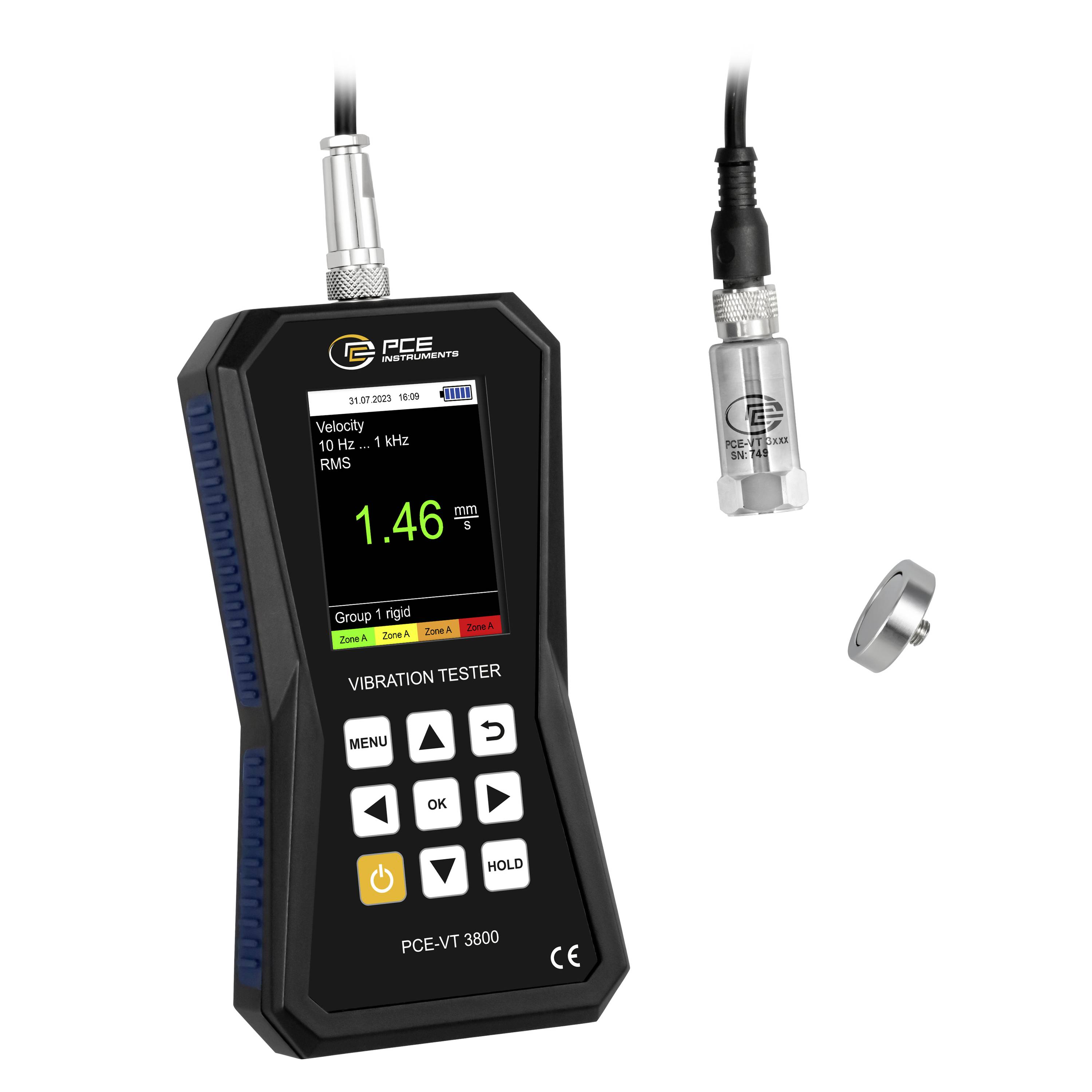 Tragbares PCE-Vibrationsprüfgerät mit einer Anzeige von 1,46 mm/s, mit Sensorsonden und einem Befestigungsring daneben abgebildet.