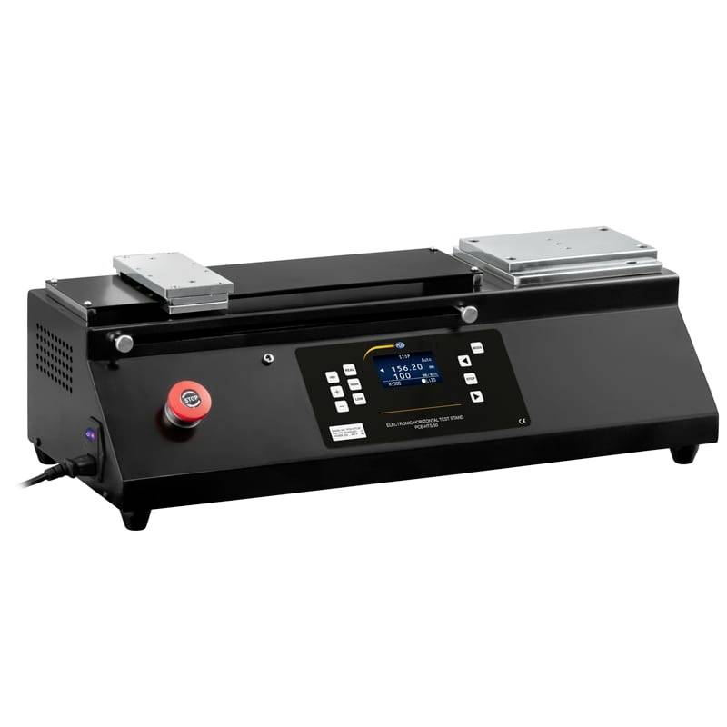 Schwarze Labortischmaschine mit dualen silbernen Klemmplatten, digitalem Bedienfeld und rotem Notfallstoppknopf auf weißem Hintergrund