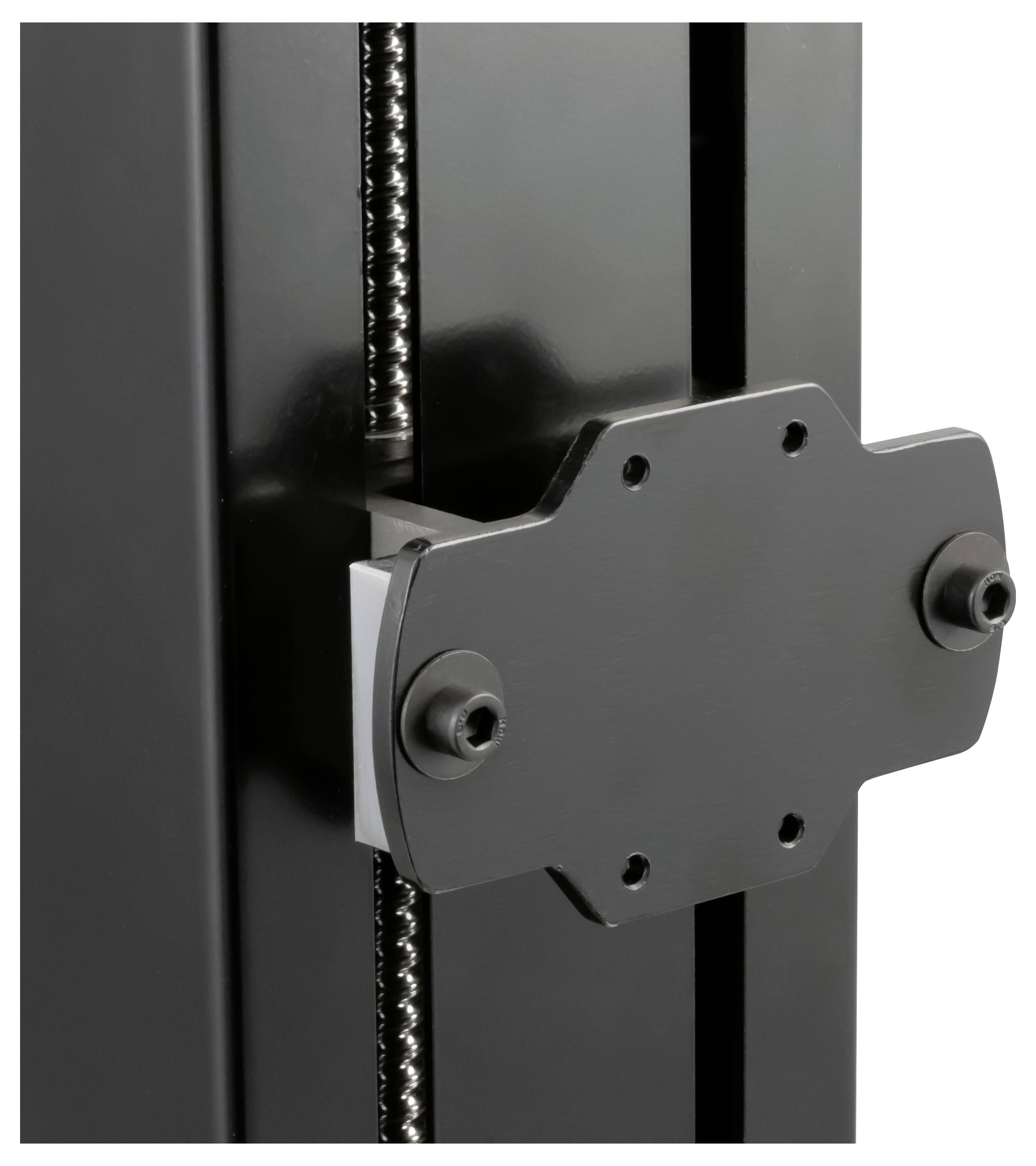 Nahaufnahme eines Extruder-Schlittens eines 3D-Druckers, der auf einer Metallschiene mit einer Trapezschraube montiert ist.