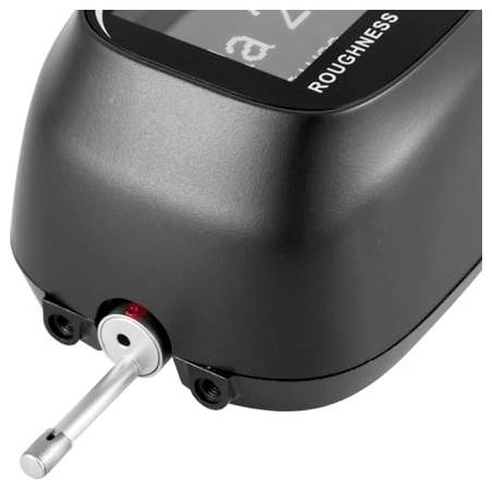 Tragbares Oberflächenrauheitsmessgerät mit Metalltastspitze, die sich aus einem schwarzen digitalen Messinstrument erstreckt.