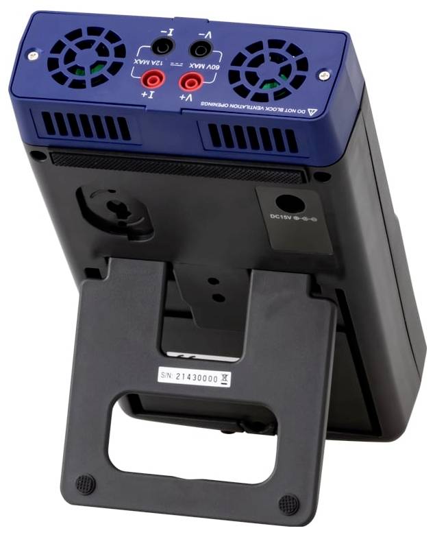 Rückansicht eines tragbaren elektronischen Geräts mit blauem Oberflächen-Panel, Kühlventilatoren, Audio- und Video-Eingangsbuchsen und einem integrierten Klappständer.