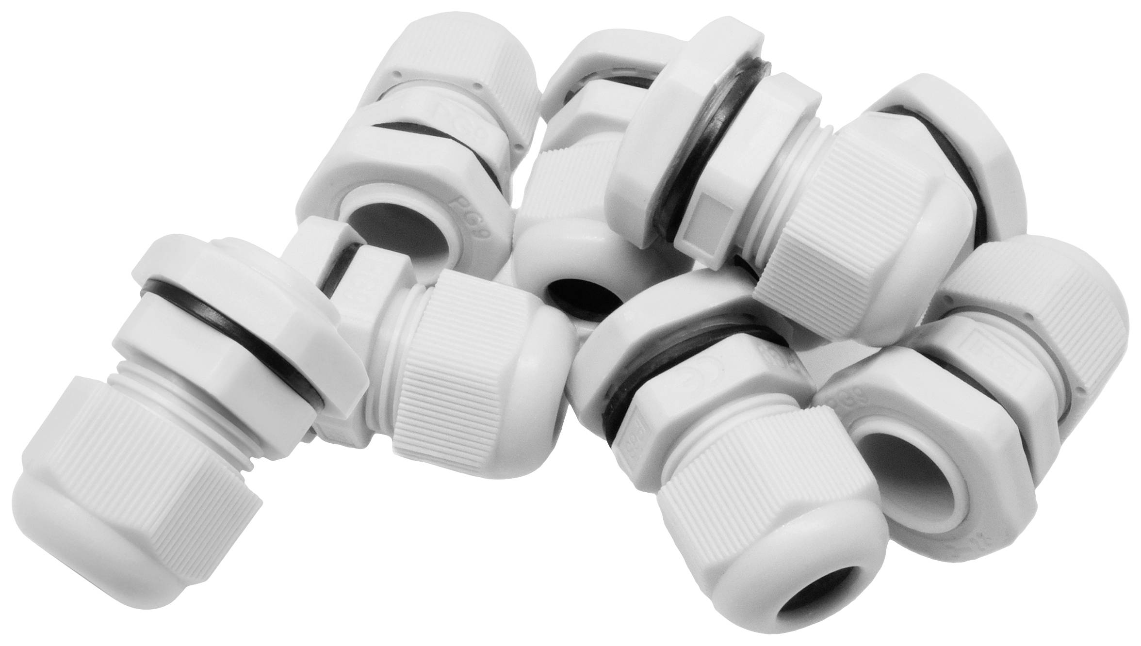 Mehrere weiße Kabelverschraubungen liegen auf einem Haufen, erkennbar sind Dichtungsringe aus Gummi.