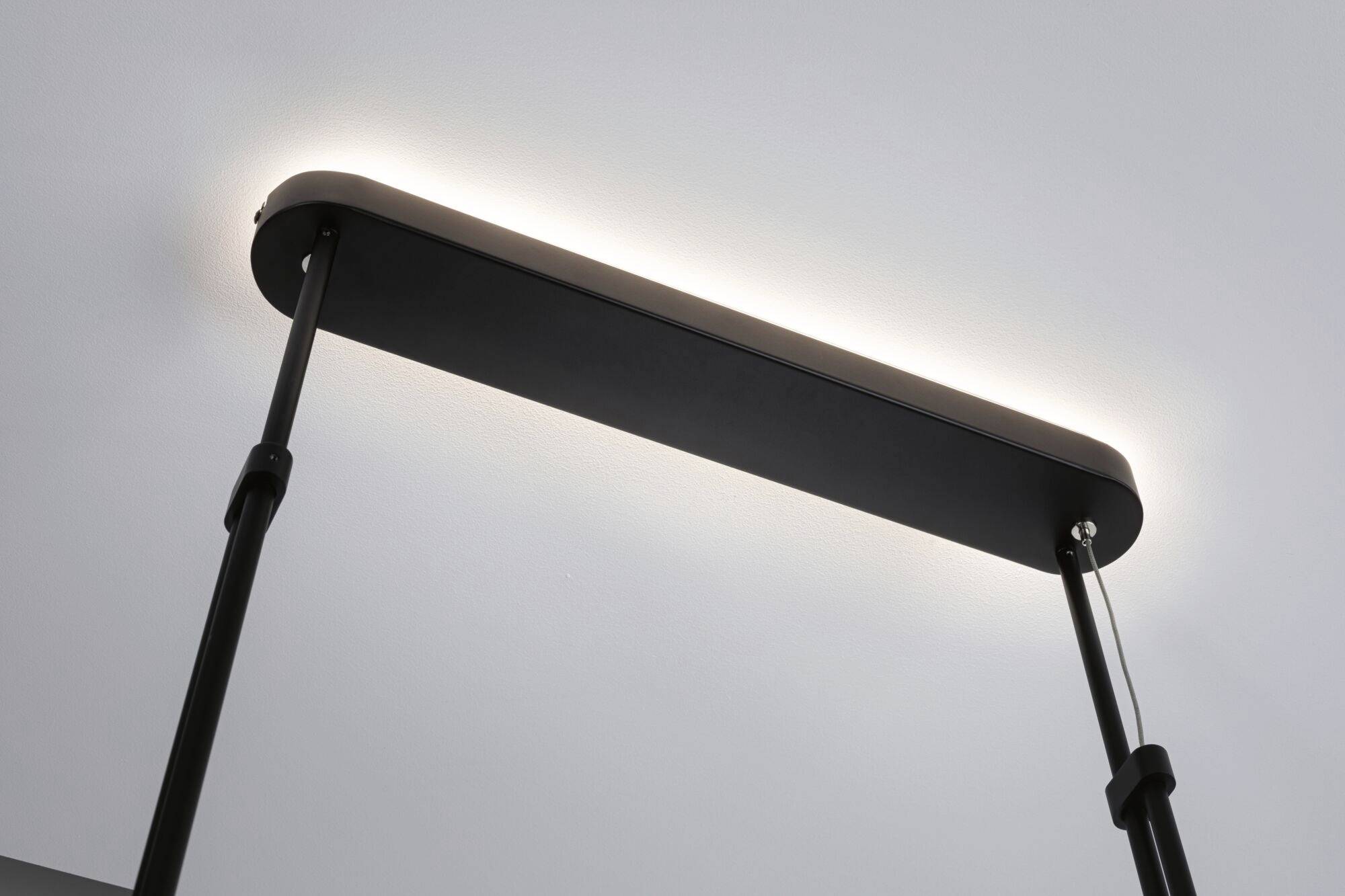 Hängelampe mit einem schlichten, rechteckigen Design, montiert an der Decke. Oben leuchtet ein sanftes Licht aus.