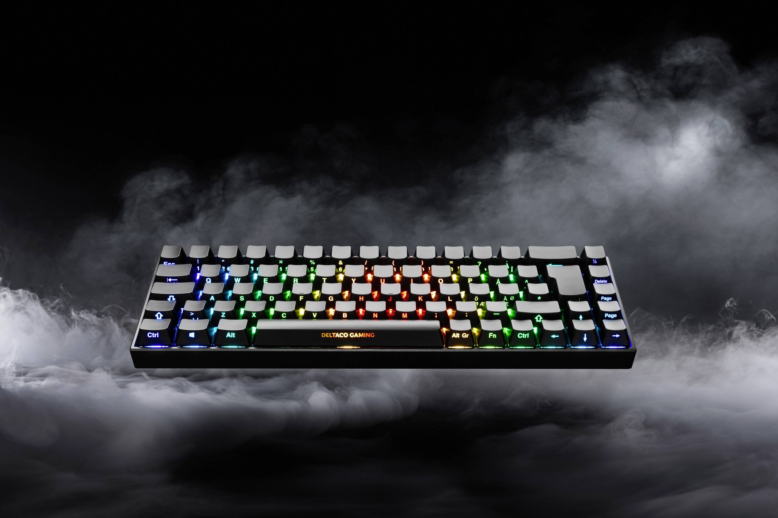 Eine schwebende Gaming-Tastatur mit leuchtenden Regenbogen-LEDs vor einem rauchigen Hintergrund.