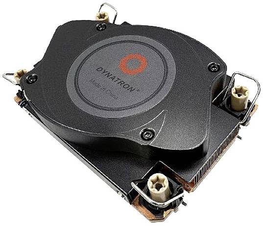Ein schwarzer Computer-Kühlkörper mit einem runden Lüfter, beschriftet mit 'Dynatron'. Enthält Befestigungselemente.
