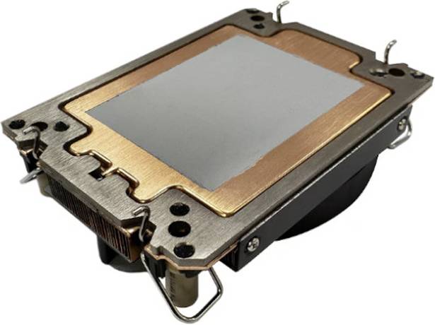 Ein Computerprozessor mit einem Metallkühlkörper, sichtbar sind die Befestigungsklammern. Dient zur Kühlung und Wärmeableitung.