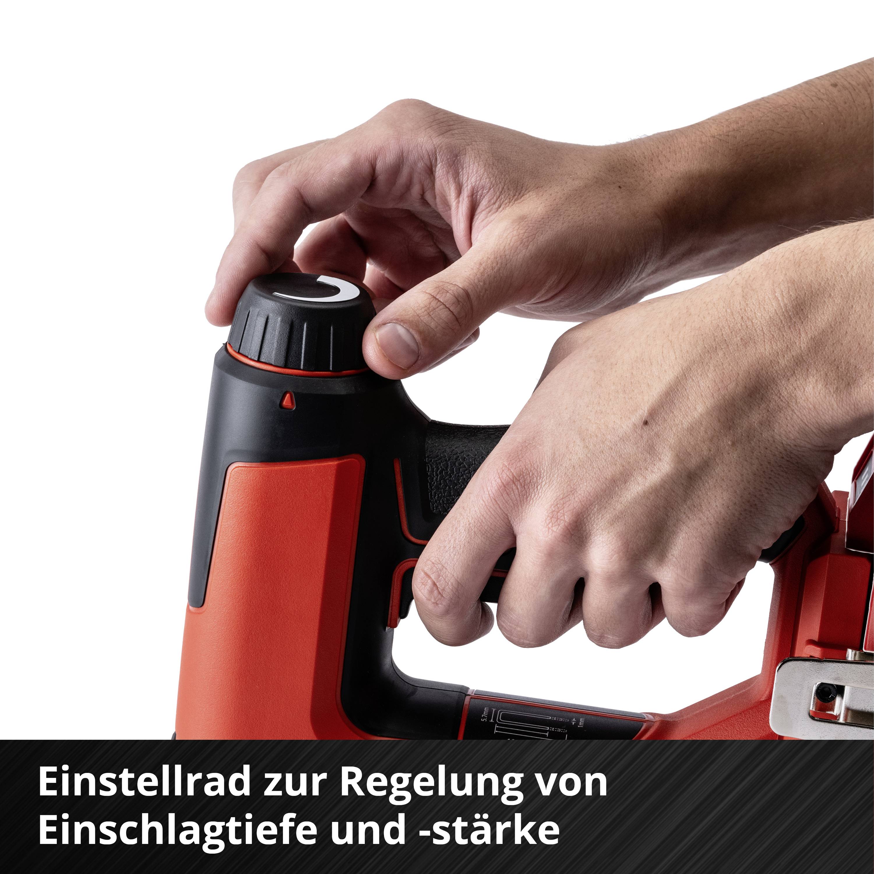 Zwei Hände drehen an einem schwarzen Knopf auf einem roten Gerät. Text: 'Einstellrad zur Regelung von Einschlagtiefe und -stärke'.