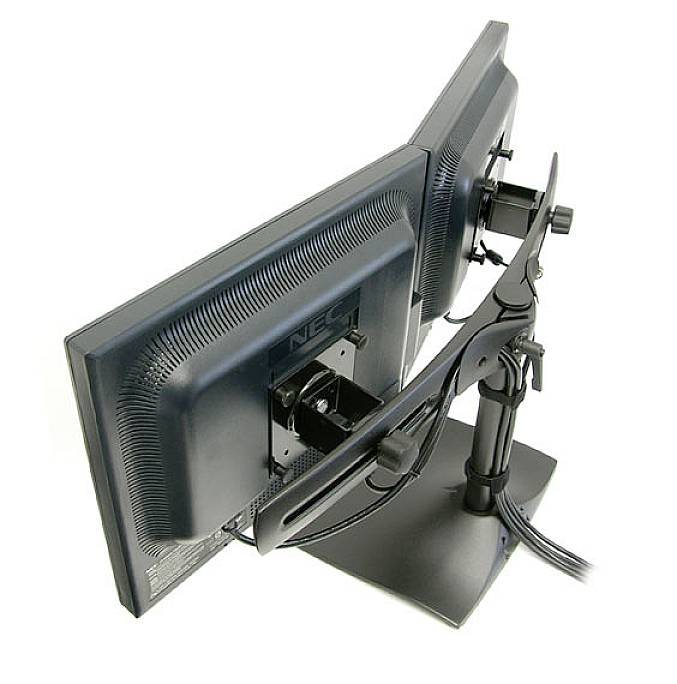 Zwei nebeneinander montierte Computerbildschirme auf einem verstellbaren Ständer, Blick von hinten, zeigt Kabelmanagement.