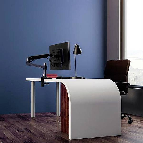 Moderner Schreibtisch mit Monitor auf Armhalterung, schwarzer Lampe und Bürostuhl in einem Raum mit Holzfußboden und blauem Anstrich.