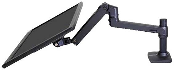 Ein schwarzer, verstellbarer Monitorarm mit einem daran befestigten Bildschirm in einer geneigten Position auf weißem Hintergrund.