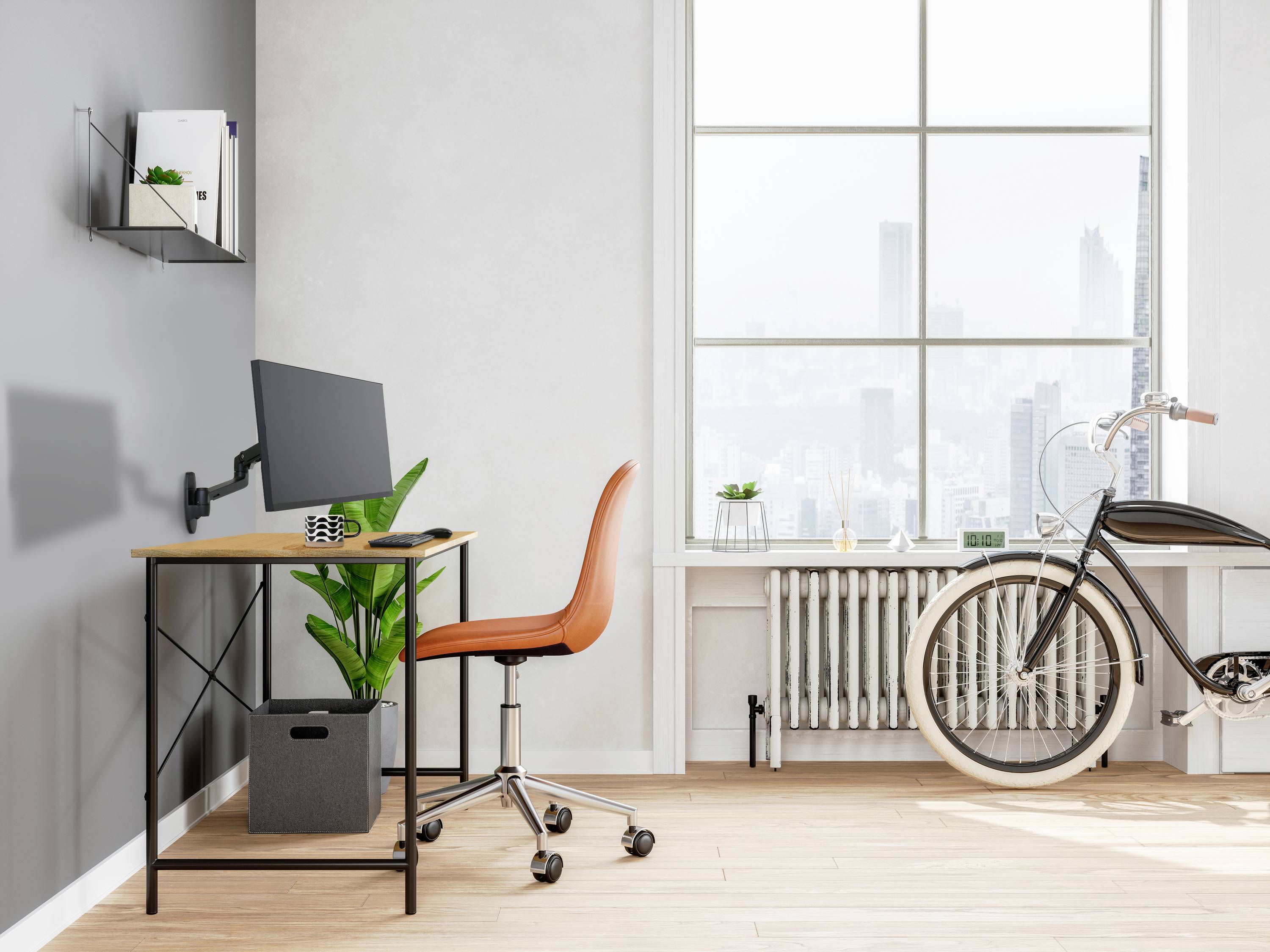 Ein Arbeitszimmer mit einem Schreibtisch, Stuhl, Monitor und einer Pflanze. Rechts steht ein Fahrrad vor einem großen Fenster.