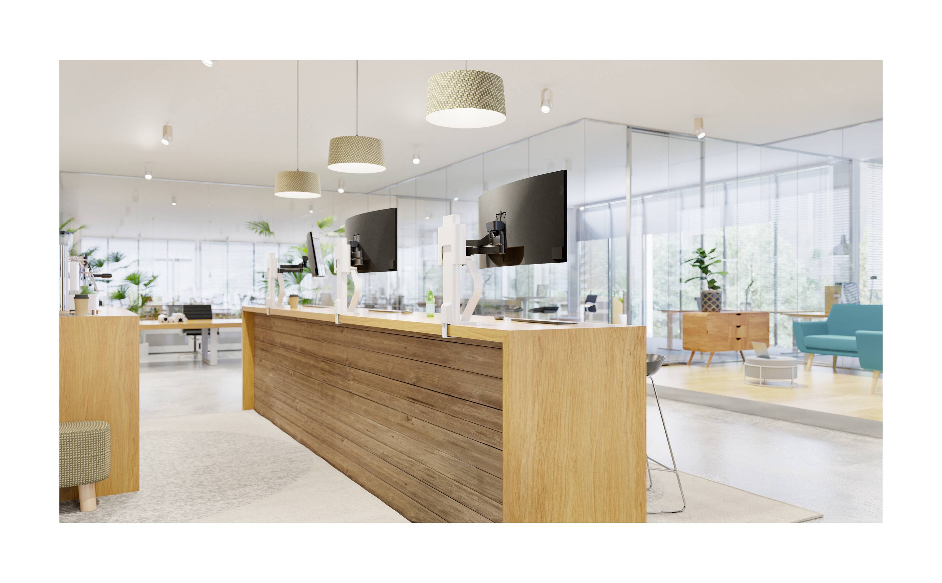 Modernes, helles Büro mit Holzempfangstheke, Computermonitoren und Glaswänden. Pflanzen und Möbel, die eine einladende Atmosphäre schaffen.