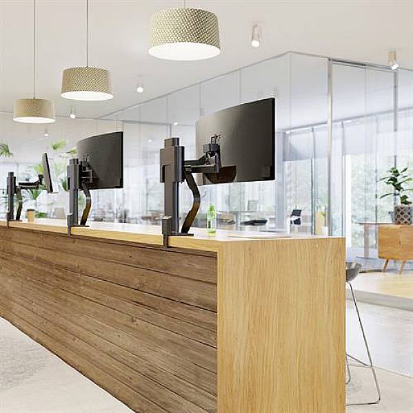 Büroumgebung mit modernen, gläsernen Wänden, Holz-Schreibtischen und großen Monitoren; Helle, einladende Beleuchtung.