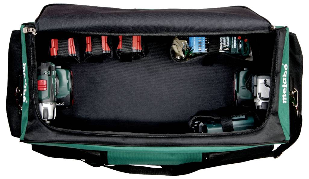 Offene Werkzeugtasche mit mehreren Elektrowerkzeugen und Akkus darin. Die Tasche zeigt die Marke 'Metabo' an der Seite.