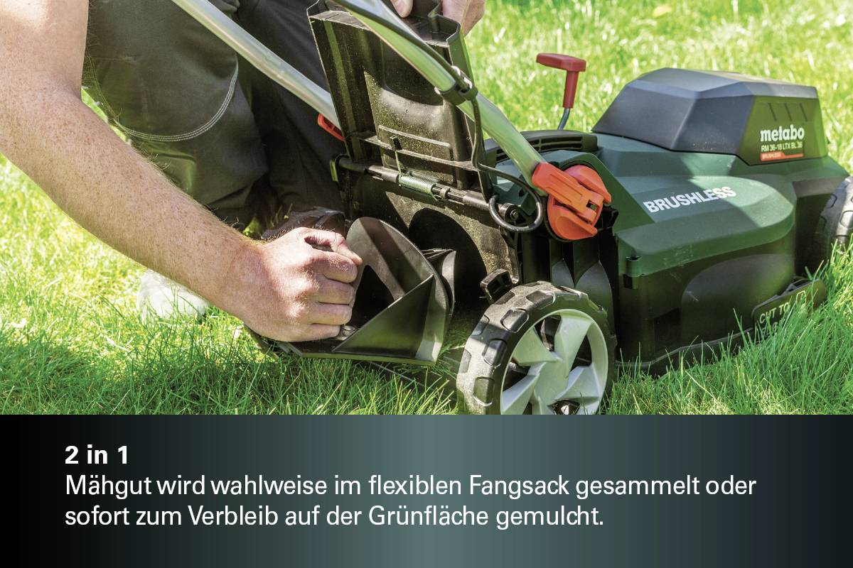 Person bedient einen Rasenmäher auf einer Wiese. Text: '2 in 1: Mäht und sammelt Gras im Fangsack oder mulcht es direkt auf der Fläche.'