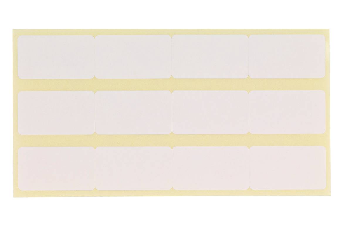 Ein Blatt mit zwölf rechteckigen, weißen Etiketten auf gelbem Trägerpapier.
