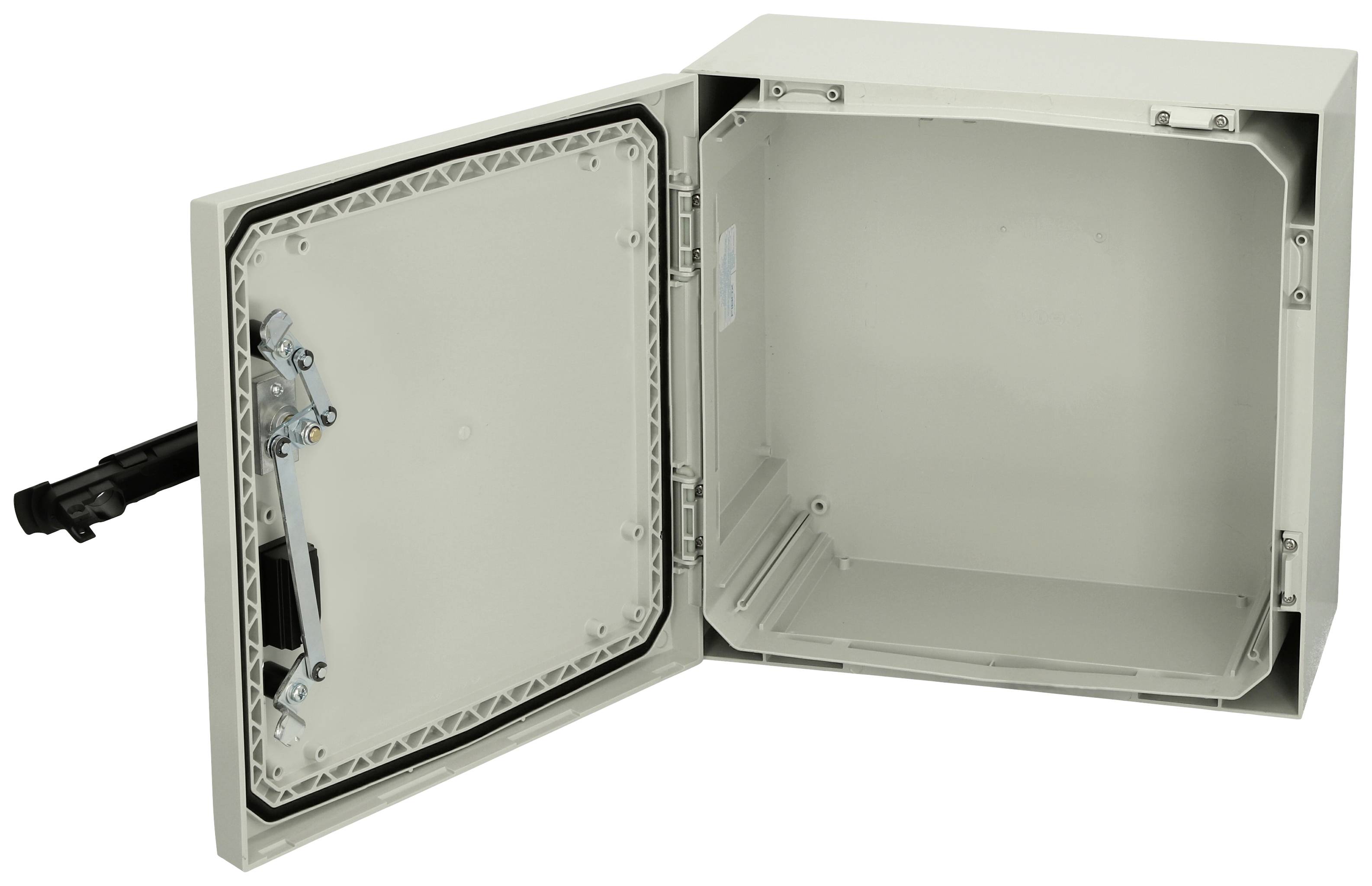 Ein graues, quadratisches Gehäuse ist geöffnet. Das Innere ist leer, sichtbar sind Scharniere, ein Verschluss und ein Kabel auf der linken Seite.