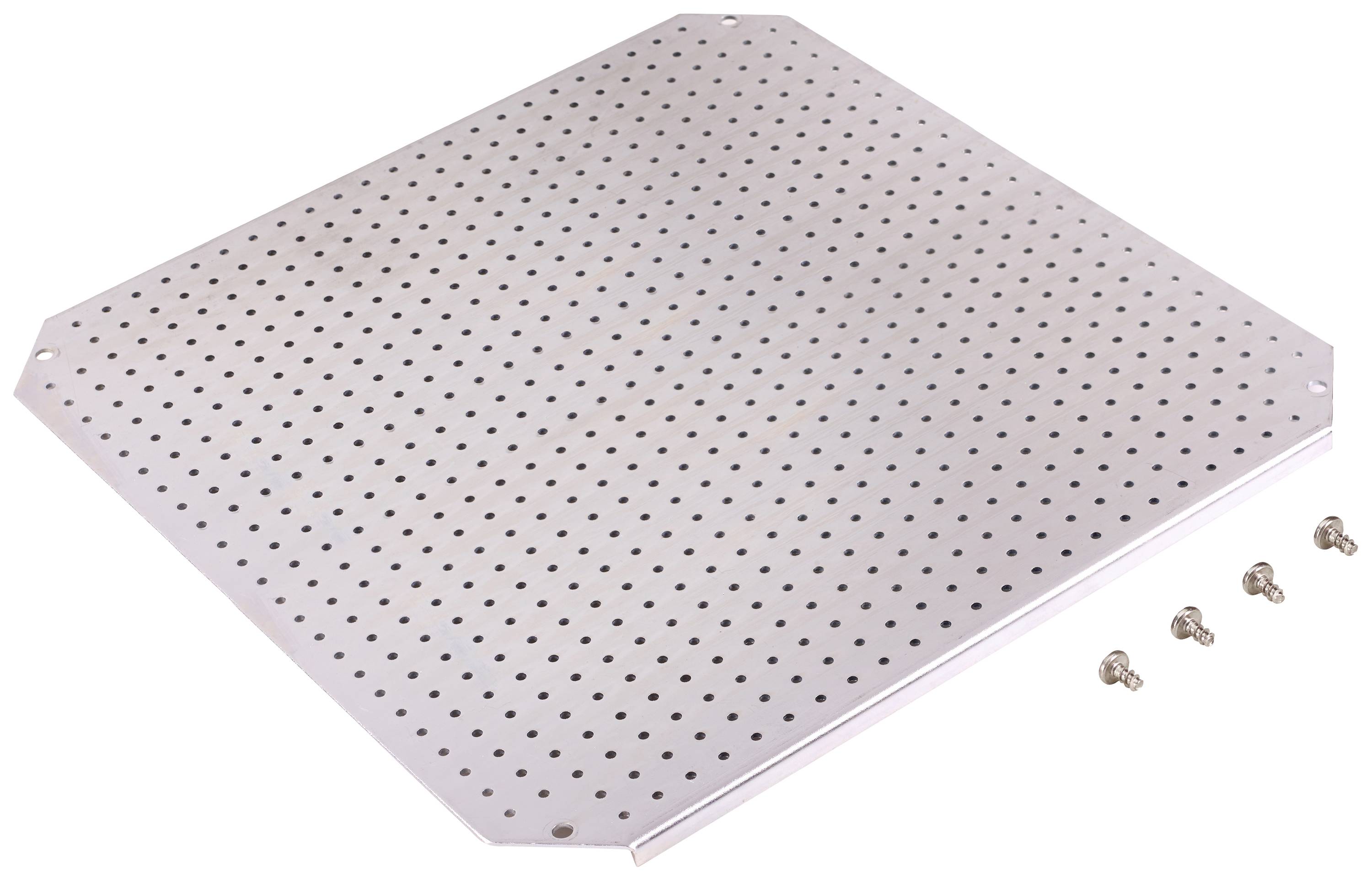 Ein rechteckiges Metallblech mit vielen kleinen, gleichmäßig verteilten Löchern. Rechts daneben liegen vier Schrauben.