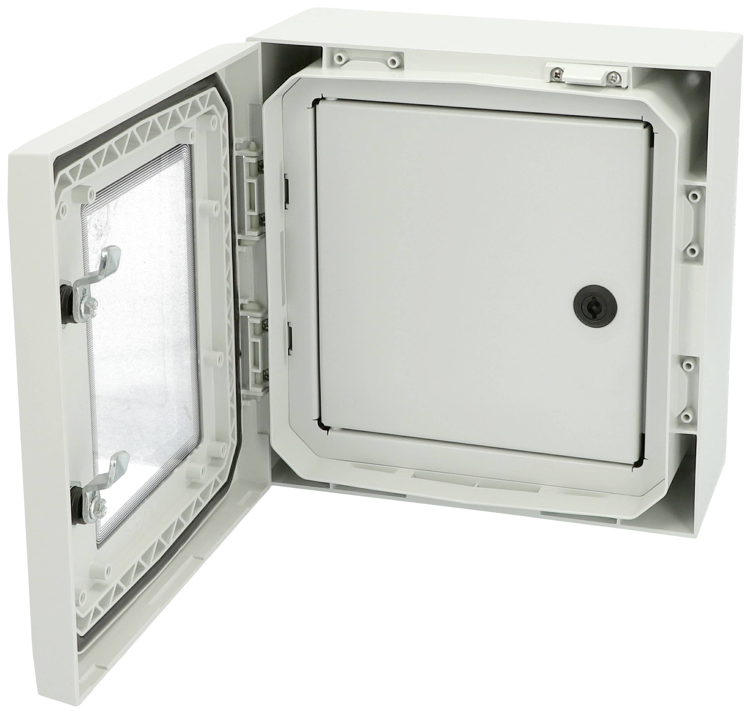 Ein offener elektrischer Schaltschrank mit einem transparenten, gesicherten Deckel. Enthält einen geschützten Innenbereich für Bauteile.