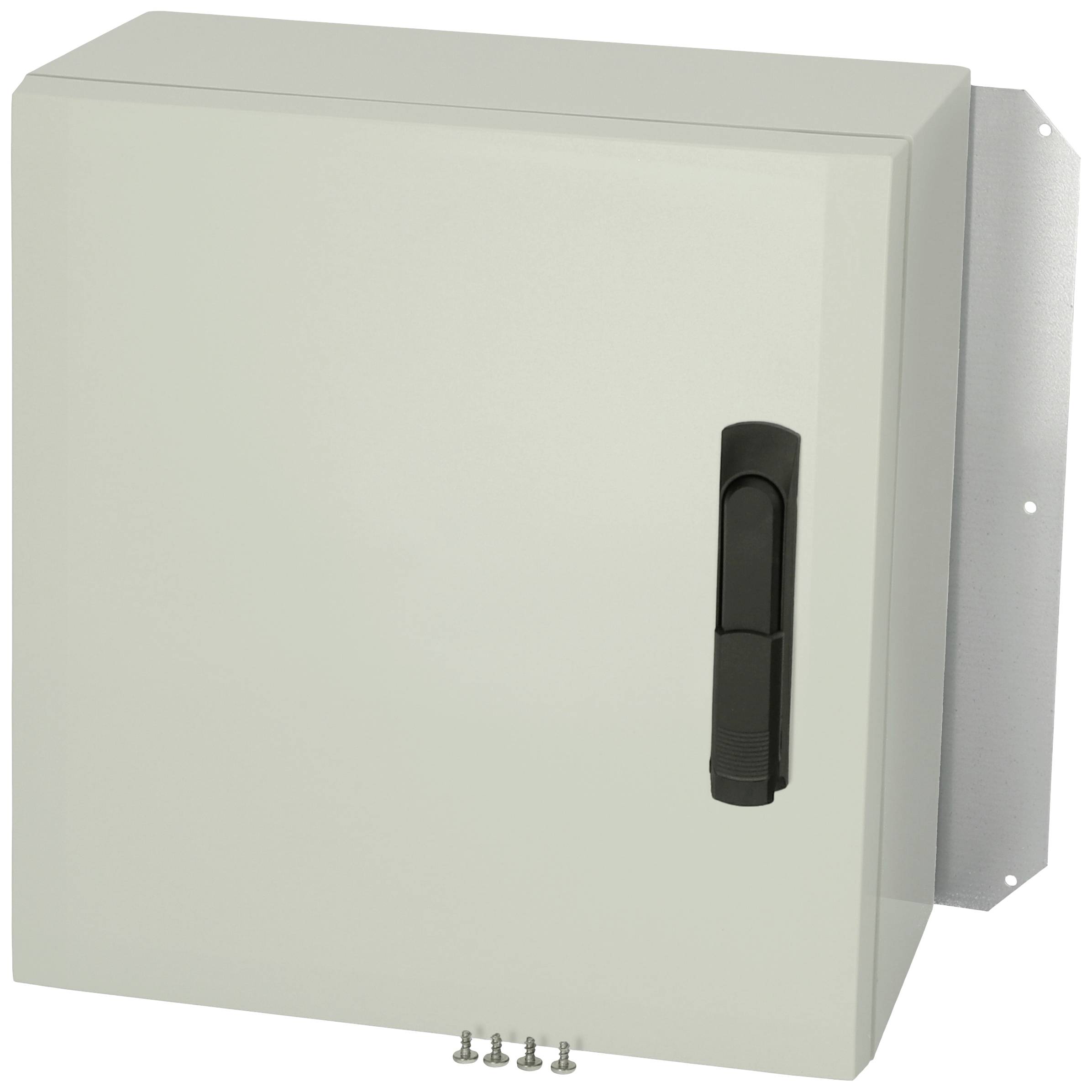 Ein grauer Schaltkasten mit schwarzem Griff, montiert an einer Wandhalterung. Verwendet zur Unterbringung elektrischer Komponenten.
