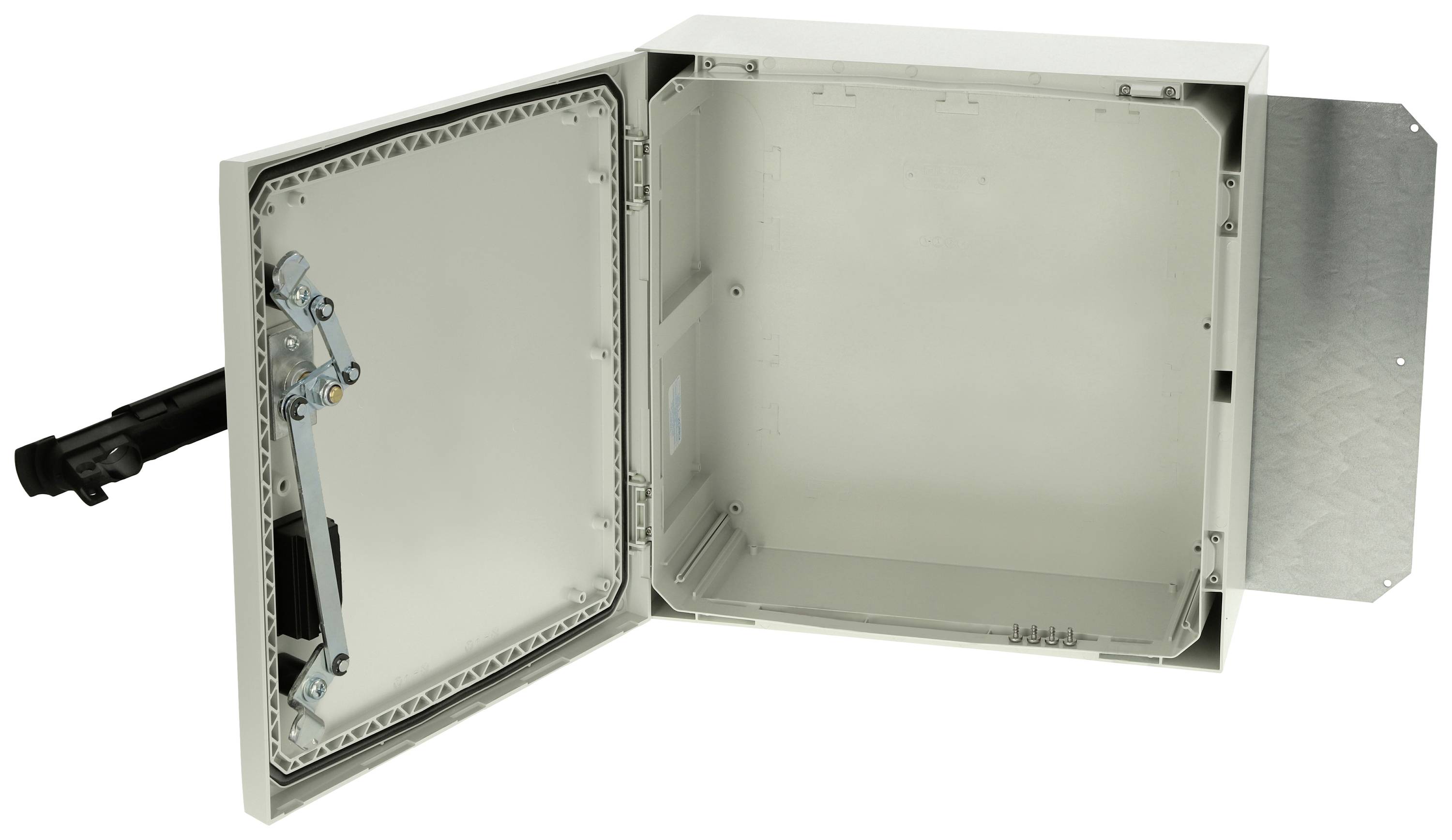 Offener grauer Elektrokasten mit abnehmbarem Deckel, zeigt innenliegende Verkabelungsmöglichkeiten. Links Scharniermechanismus sichtbar.