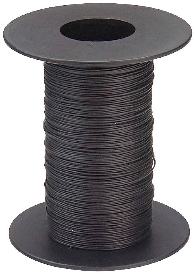 Eine schwarze Drahtrolle auf einer Spule, vor einem neutralen Hintergrund.