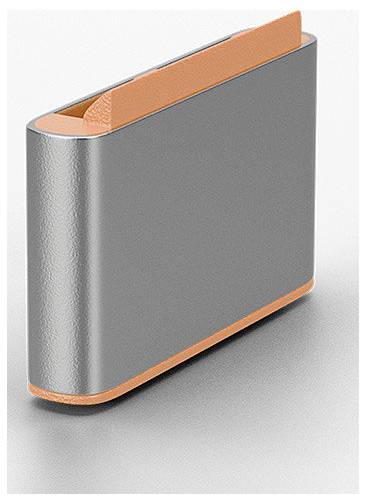 Ein silbernes und orangefarbenes, buchartiges Portemonnaie oder Etui, das aufrecht auf einem einfachen, hellen Hintergrund steht.