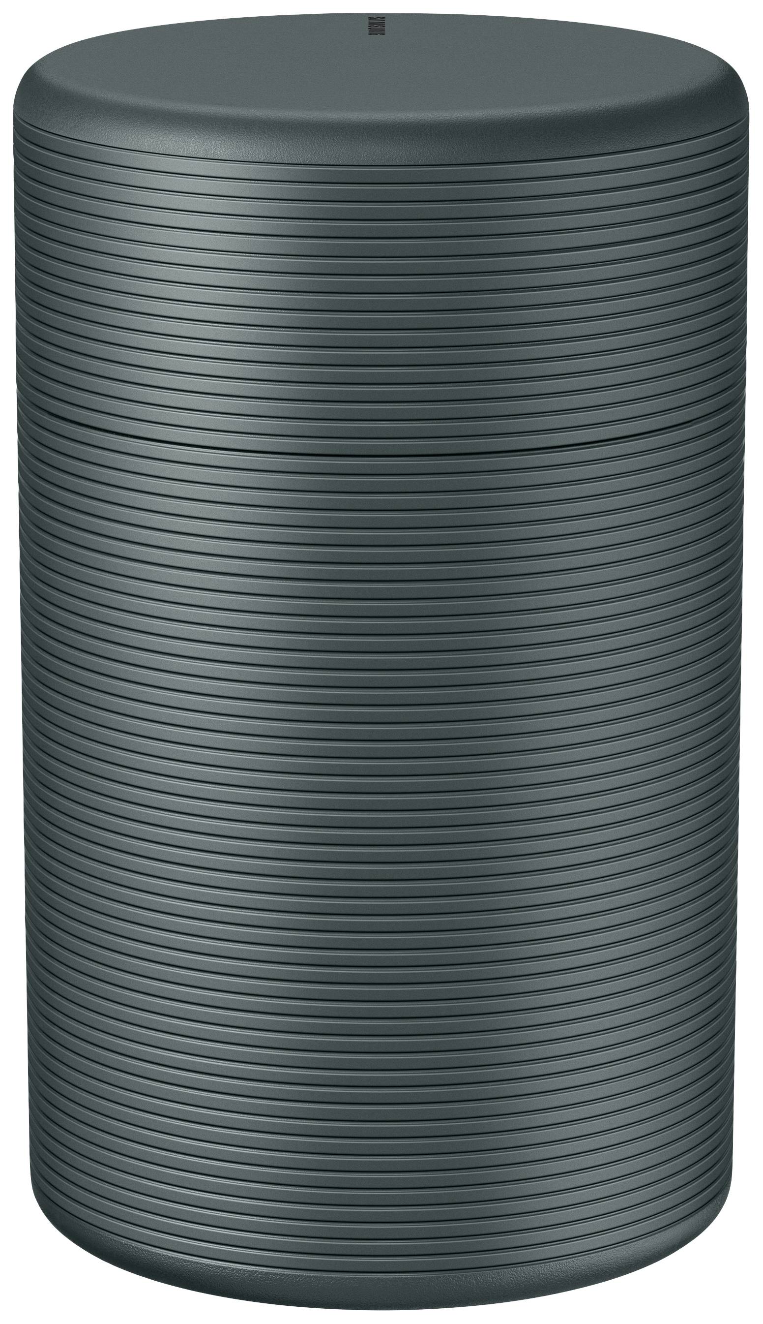 Ein großer, dunkelgrauer zylindrischer Behälter mit horizontalen Rillen, steht aufrecht.