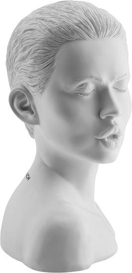 Weiße Büste eines androgynen Gesichts mit geschlossenen Augen und leicht geöffnetem Mund.