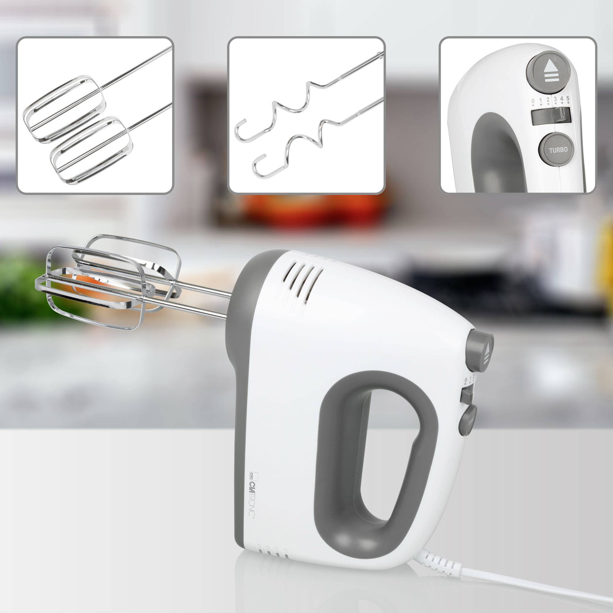 Ein Handmixer mit zwei Schneebesen und Knethaken vor einer verschwommenen Küchenumgebung. Nahaufnahme zeigt Bedienknöpfe.