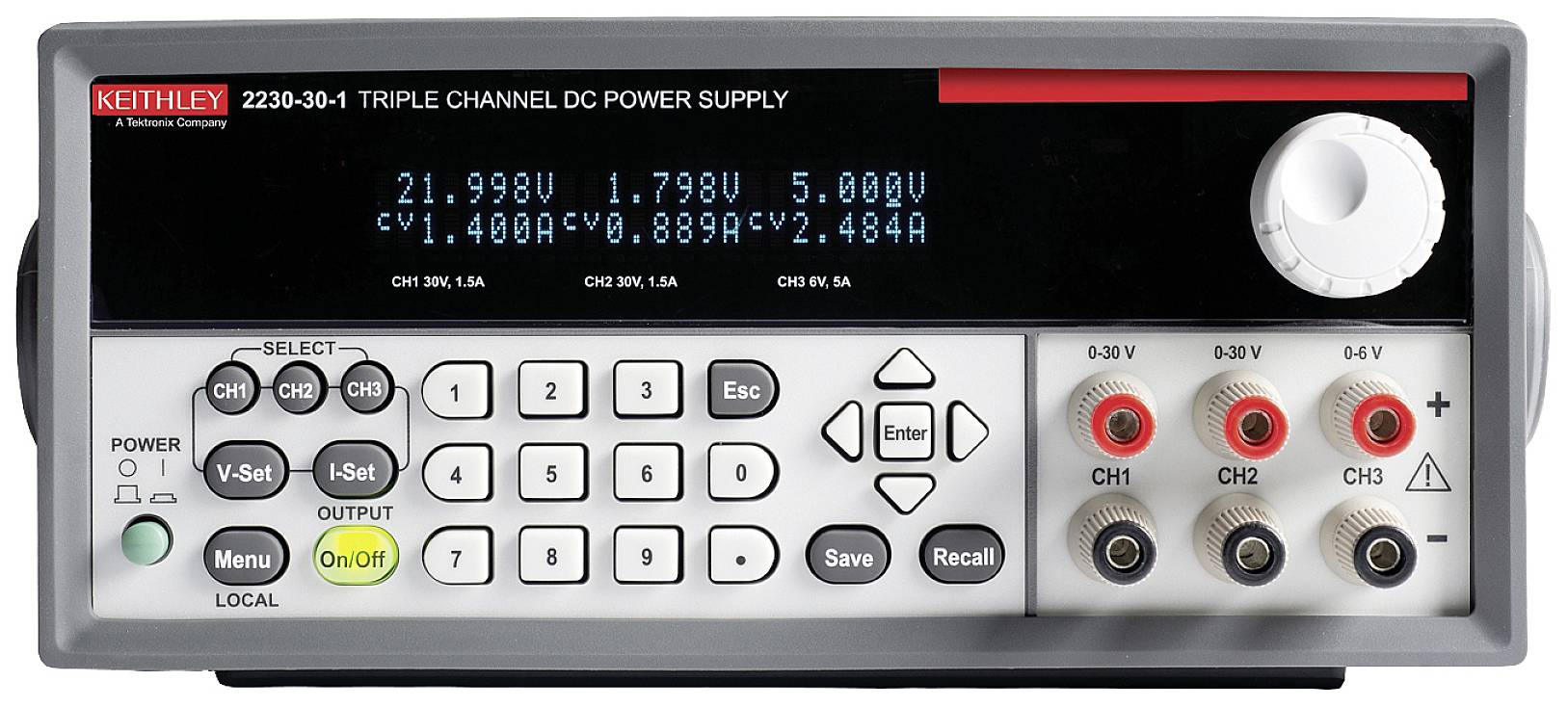 Ein dreikanaliges DC-Netzteil mit Anzeige von Spannung und Stromstärke für jeden Kanal. Anzeigen zeigen 21,998V, 1,798V und 5,000V-Spannungen.