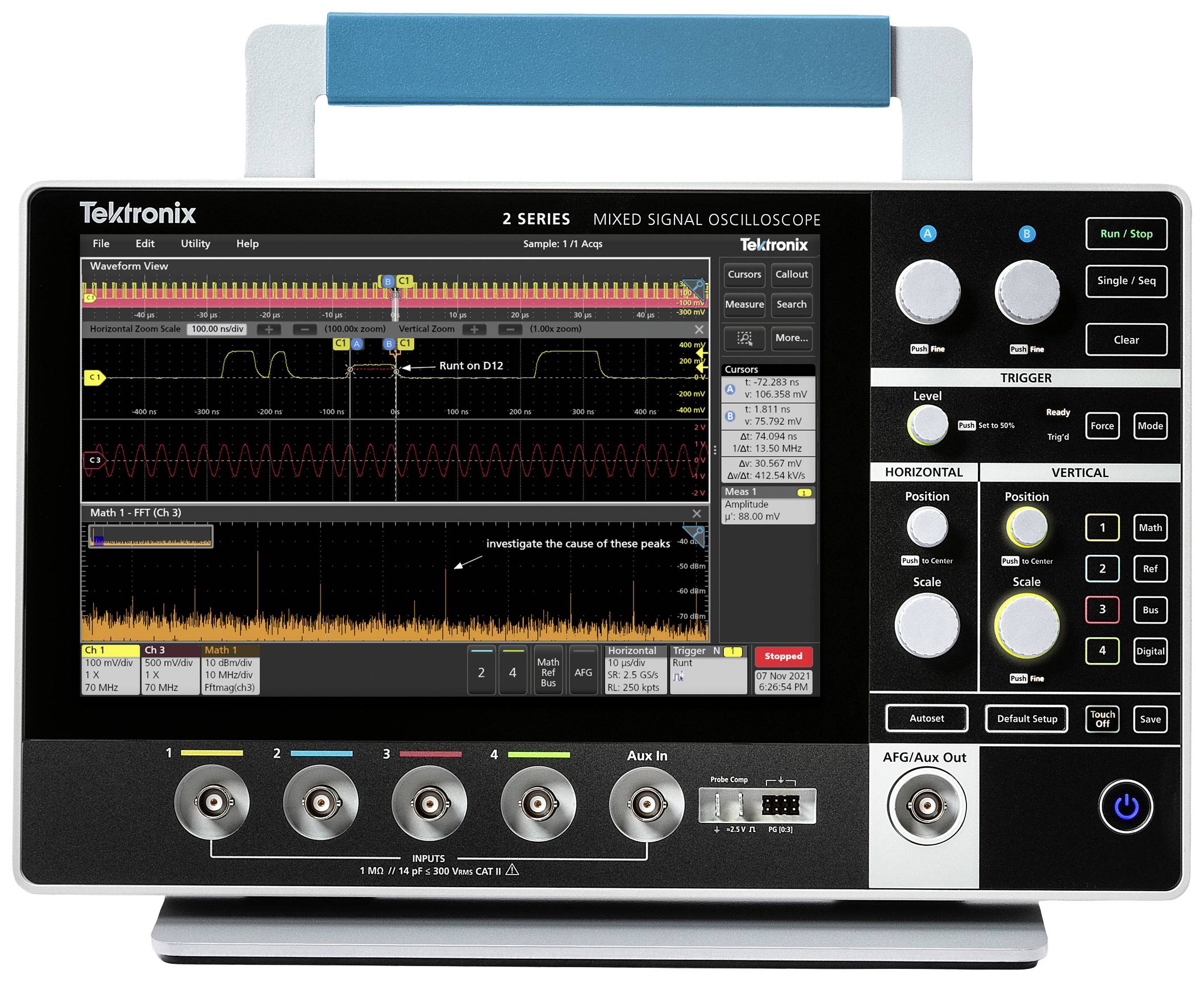 Ein Oszilloskop von Tektronix zeigt verschiedene Signalmessungen auf dem Bildschirm, darunter Wellenformen und Frequenzen.