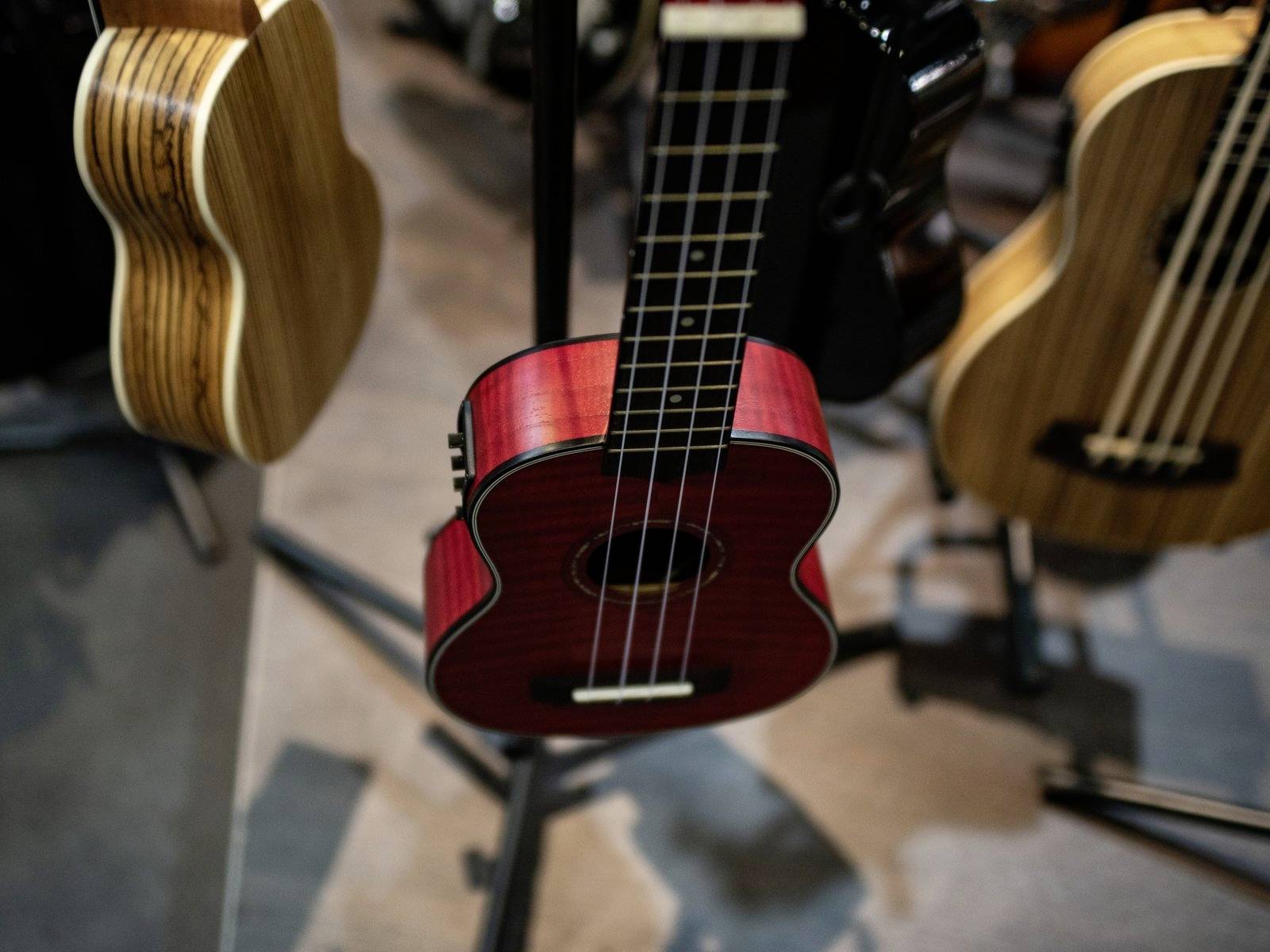 Dimavery UK-100 Sopran Ukulele Feuer-Rot