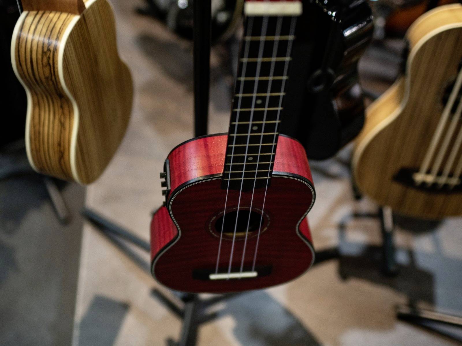 Dimavery UK-100 Sopran Ukulele Feuer-Rot